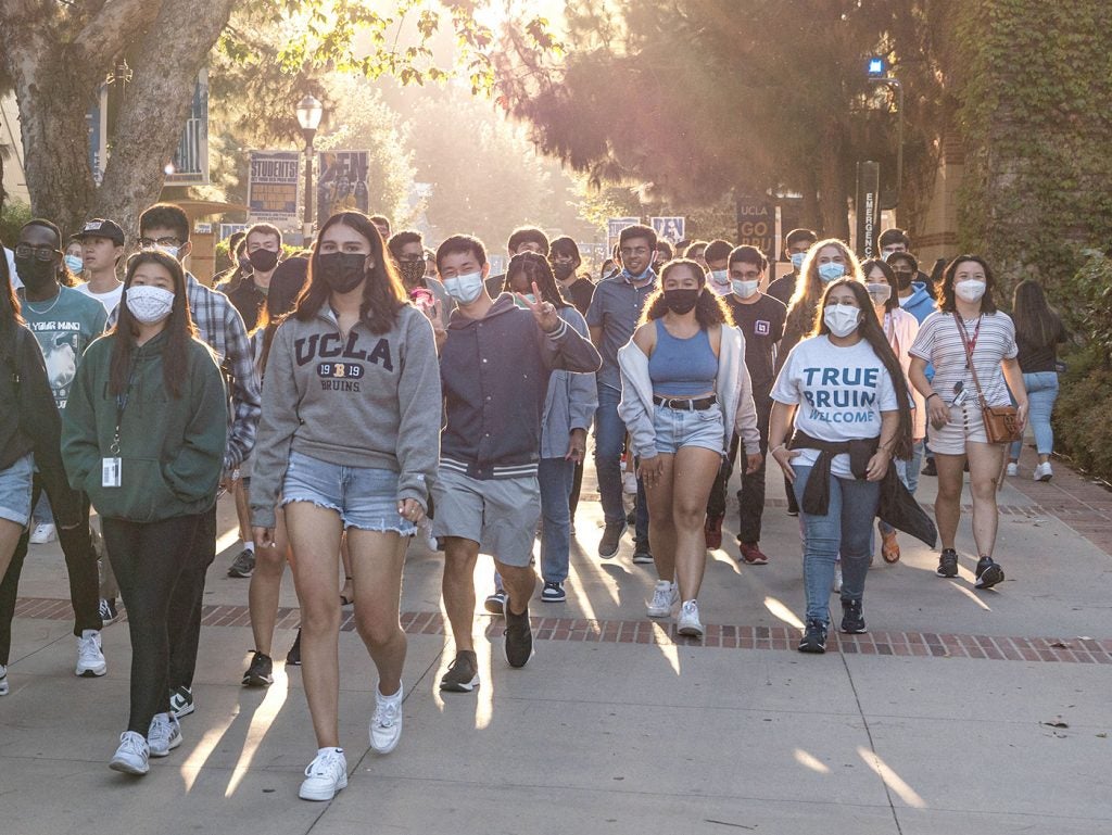 Students on Bruin Walk